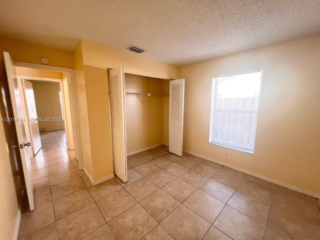 3737 Mil Lake Cir 3737, Green Acres, FL 33463