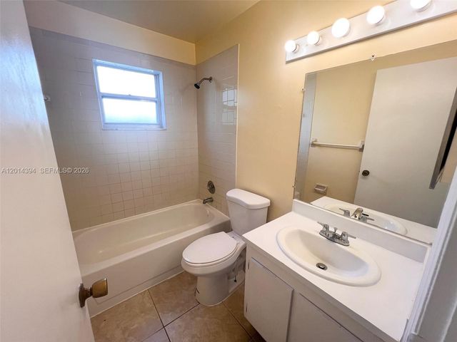 3737 Mil Lake Cir 3737, Green Acres, FL 33463