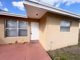 3737 Mil Lake Cir 3737, Green Acres, FL 33463