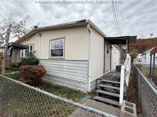 1105 Benamati Avenue, Nitro, WV 25143