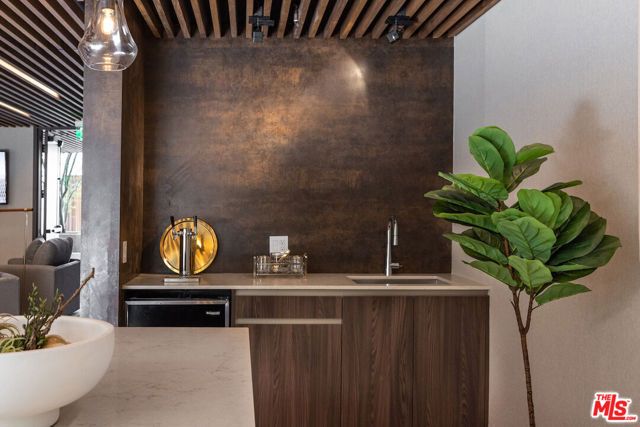 724 N Croft Avenue 108, Los Angeles, CA 90069