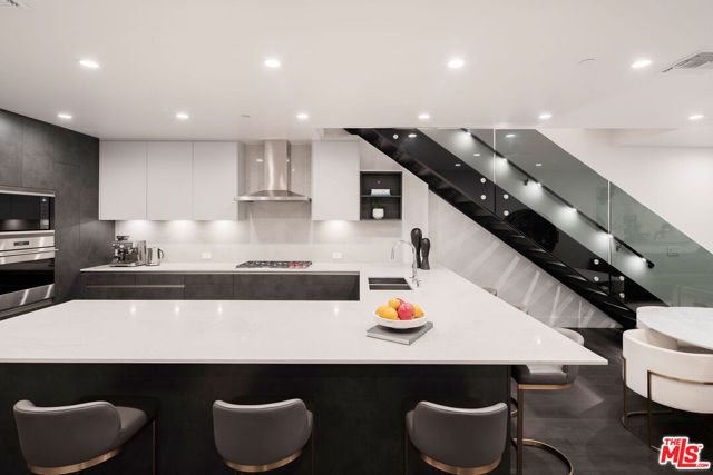 724 N Croft Avenue 108, Los Angeles, CA 90069