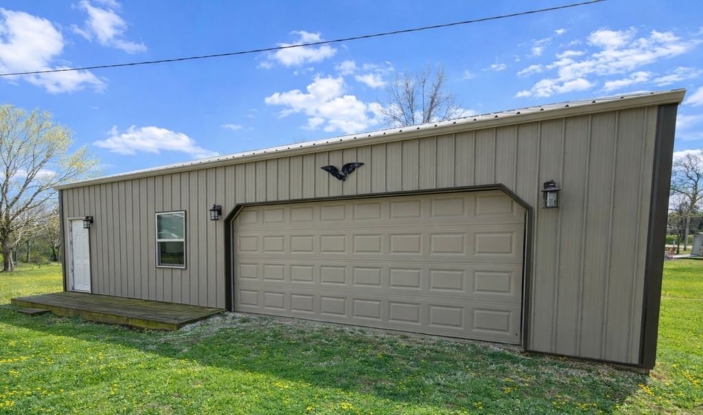 Image 2 of property listing at 3580 Odin Road, Odin, IL 62870