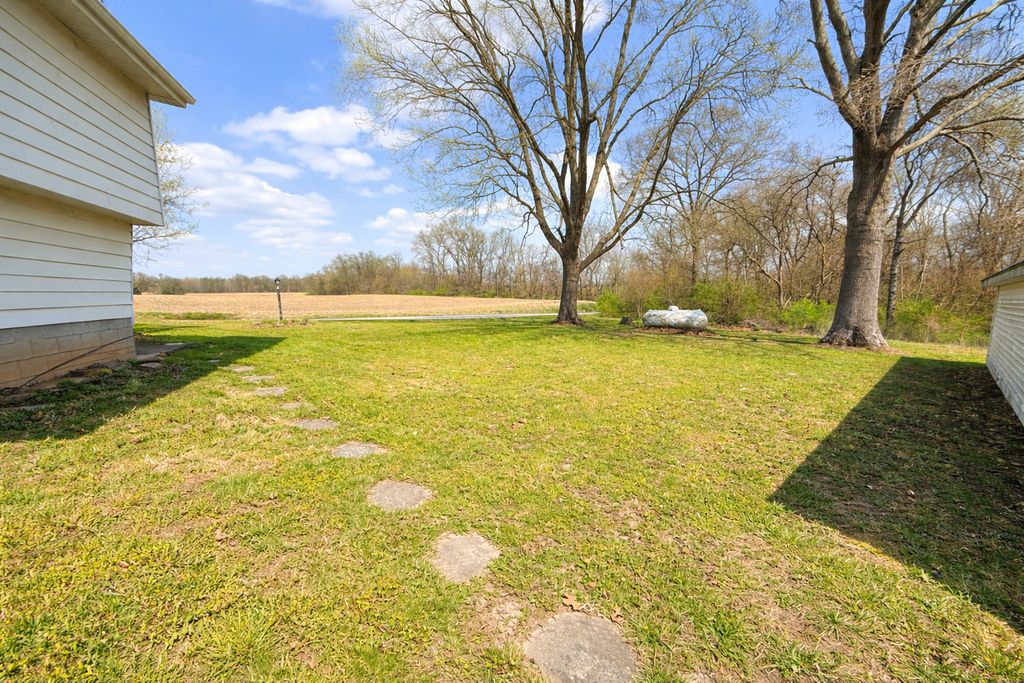 Image 3 of property listing at 3580 Odin Road, Odin, IL 62870