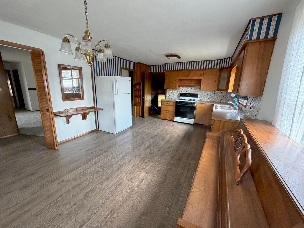 Image 6 of property listing at 3580 Odin Road, Odin, IL 62870