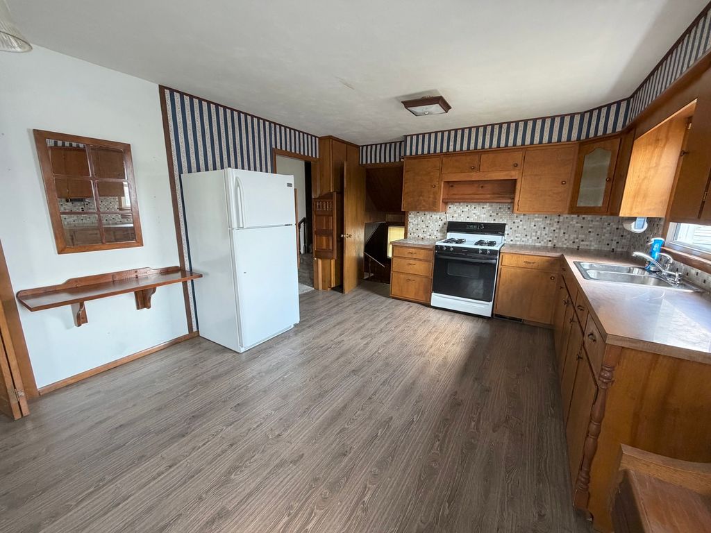 Image 7 of property listing at 3580 Odin Road, Odin, IL 62870