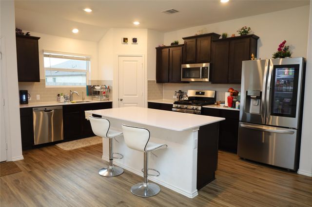 202 Coventry DR, Hutto, TX 78634