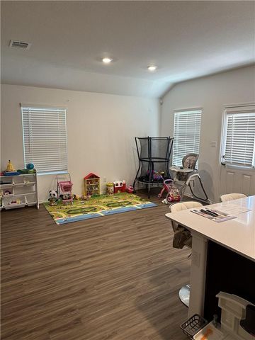 202 Coventry DR, Hutto, TX 78634