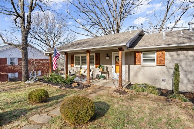 1617 W Shadowridge Drive, Fayetteville, AR 72701