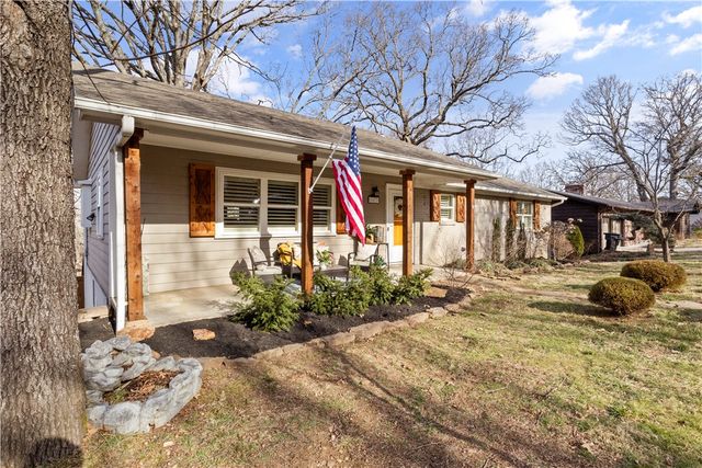 1617 W Shadowridge Drive, Fayetteville, AR 72701