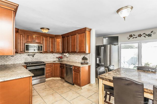 20 Jamaica Avenue, Plainview, NY 11803