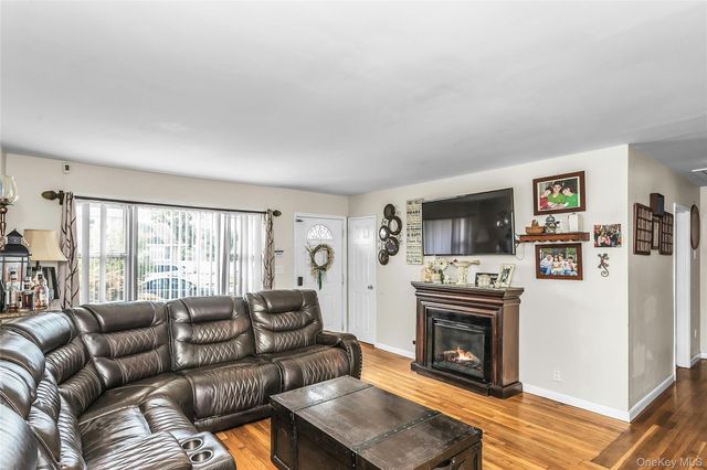 20 Jamaica Avenue, Plainview, NY 11803