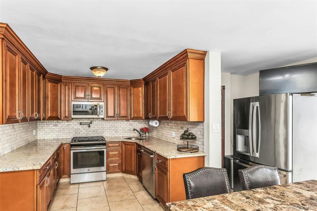20 Jamaica Avenue, Plainview, NY 11803