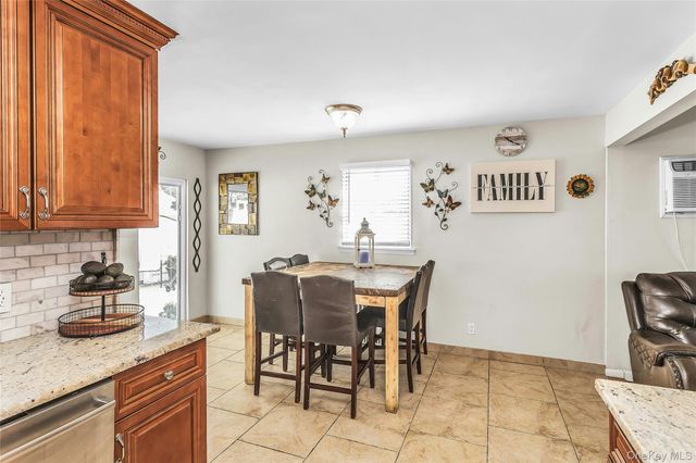 20 Jamaica Avenue, Plainview, NY 11803