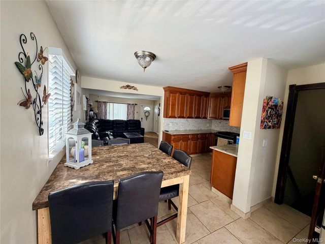 20 Jamaica Avenue, Plainview, NY 11803