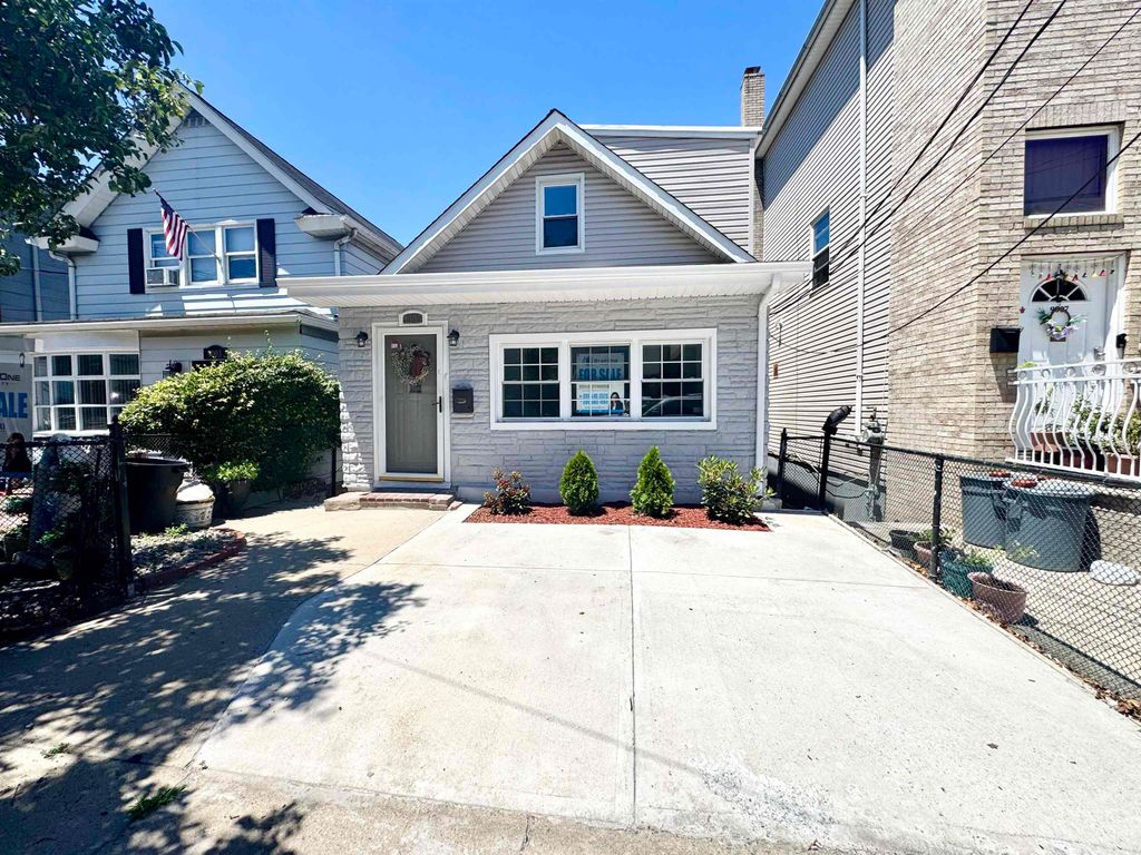 9005 DURHAM AVE, North Bergen, NJ 07047