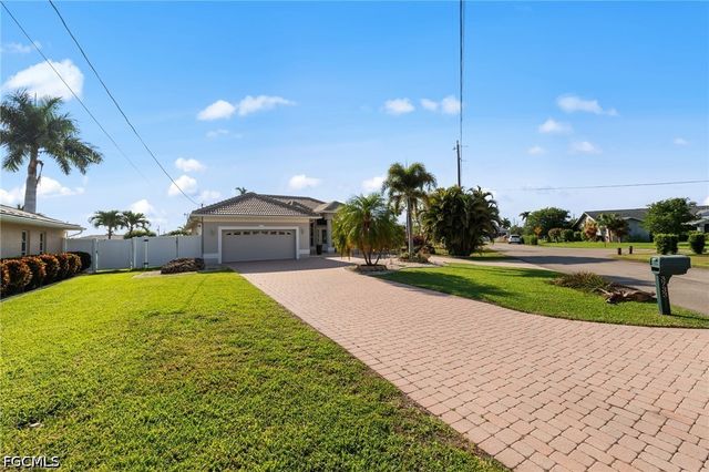 3733 SE 12th PL, Cape Coral, FL 33904
