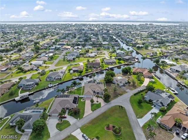 3733 SE 12th PL, Cape Coral, FL 33904