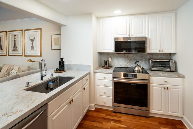 1 W Edith Avenue A101, Los Altos, CA 94022