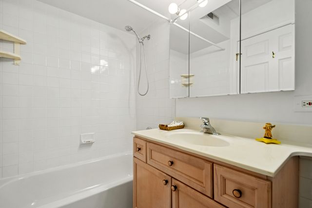 7041 W Touhy Avenue 209, Niles, IL 60714