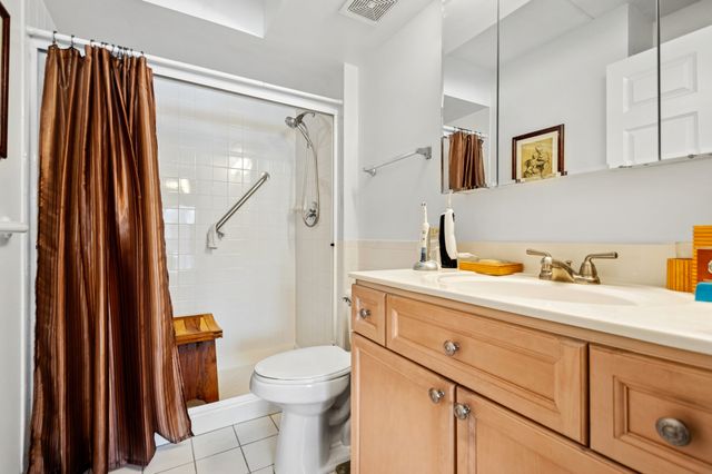 7041 W Touhy Avenue 209, Niles, IL 60714