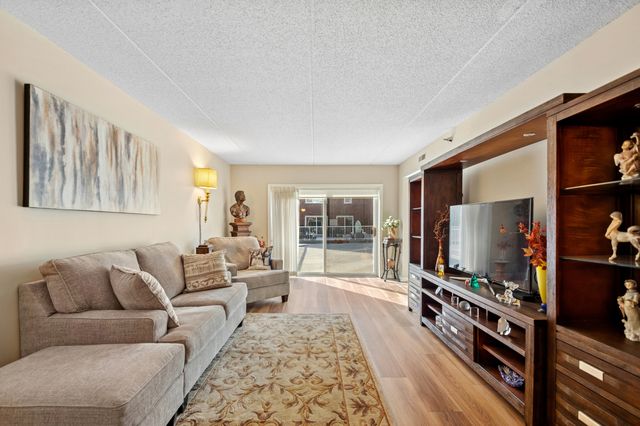 7041 W Touhy Avenue 209, Niles, IL 60714