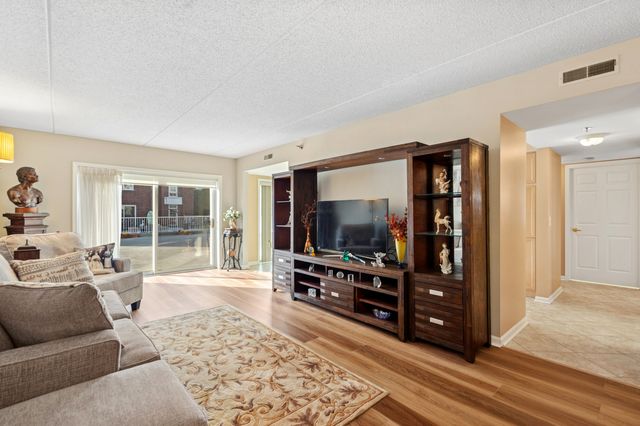 7041 W Touhy Avenue 209, Niles, IL 60714