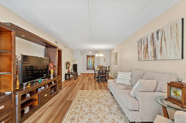 7041 W Touhy Avenue 209, Niles, IL 60714