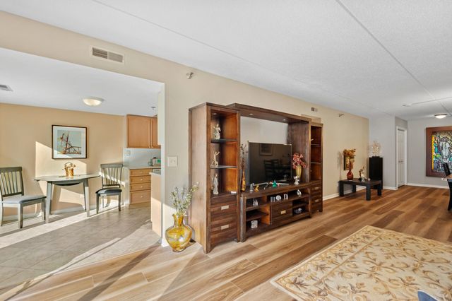 7041 W Touhy Avenue 209, Niles, IL 60714