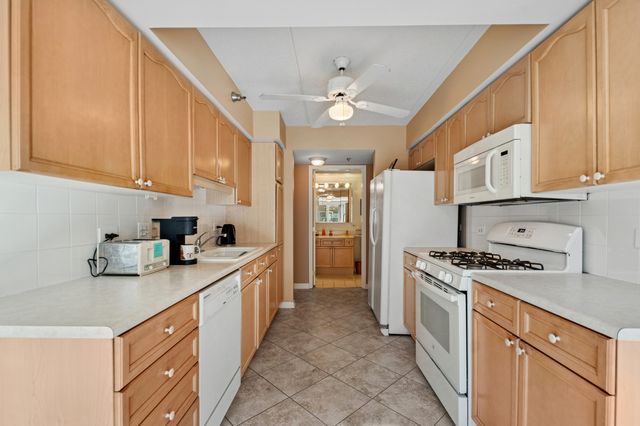 7041 W Touhy Avenue 209, Niles, IL 60714