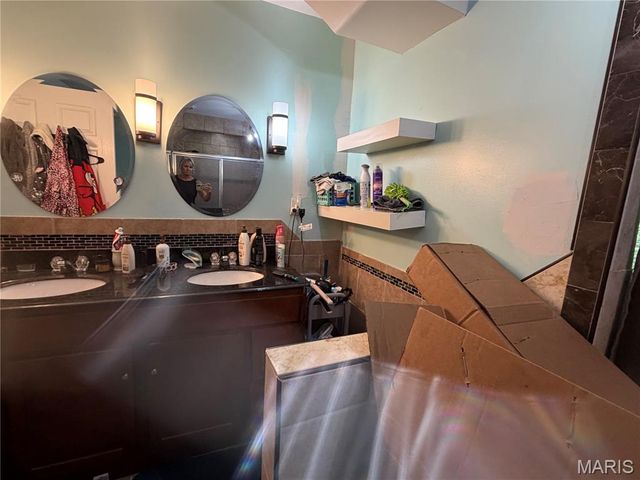 2707 N Service Road, St Clair, MO 63077