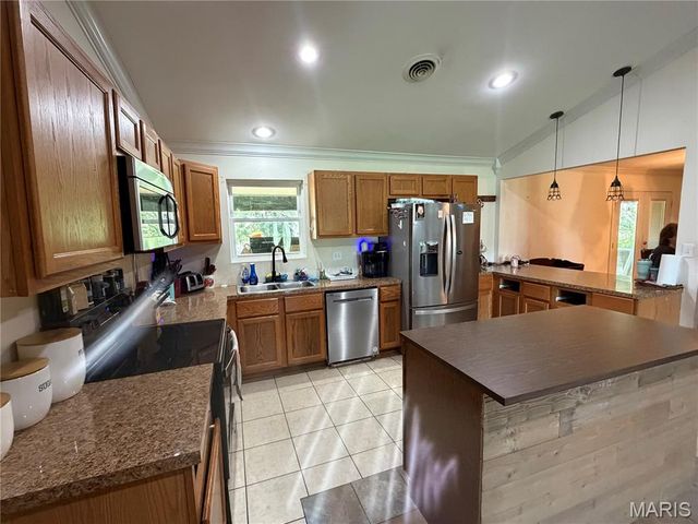 2707 N Service Road, St Clair, MO 63077
