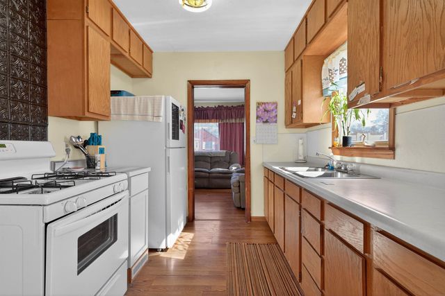 211 Boston Ave, Waterloo, IA 50703