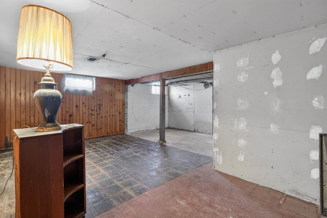 211 Boston Ave, Waterloo, IA 50703