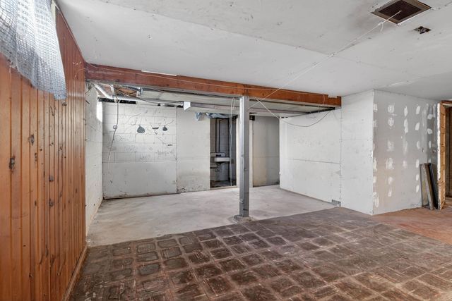 211 Boston Ave, Waterloo, IA 50703