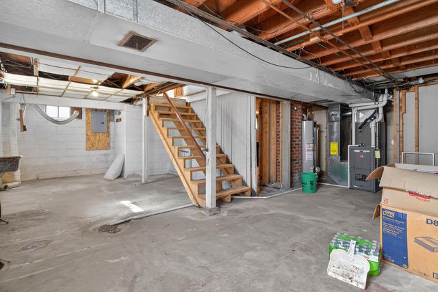 211 Boston Ave, Waterloo, IA 50703