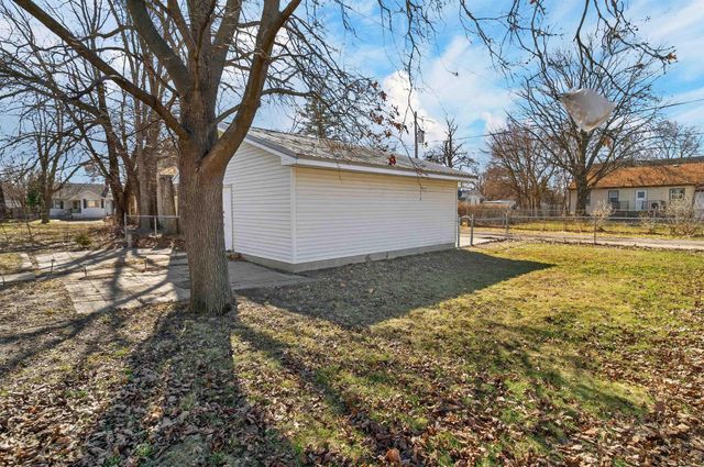 211 Boston Ave, Waterloo, IA 50703