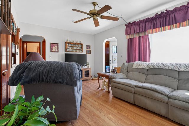 211 Boston Ave, Waterloo, IA 50703