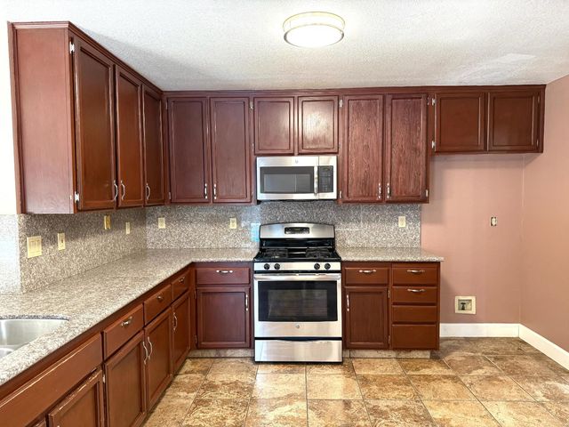 9013 Chantal Way, Sacramento, CA 95829