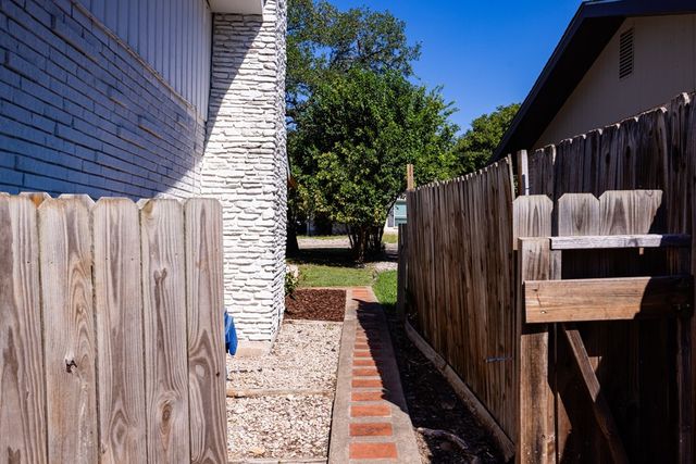 1003 Temple Dr, Kerrville, TX 78028