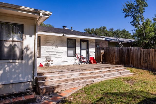 1003 Temple Dr, Kerrville, TX 78028
