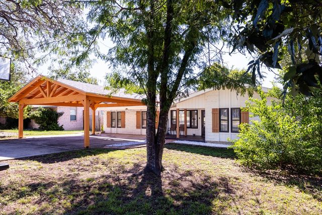 1003 Temple Dr, Kerrville, TX 78028