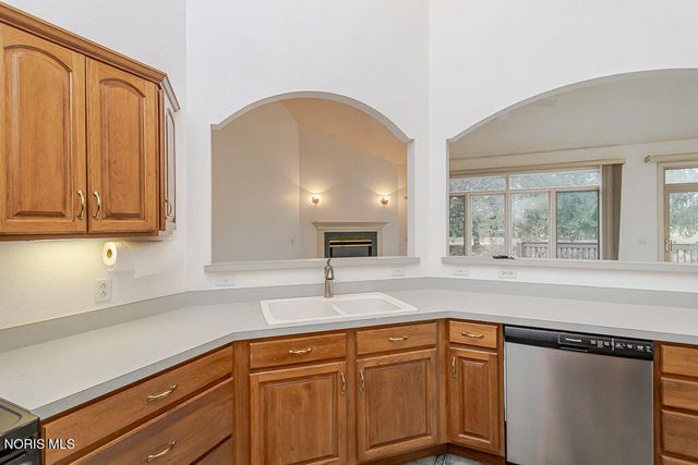 8647 Stone Oak Drive, Holland, OH 43528