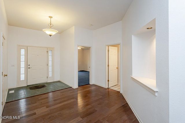 8647 Stone Oak Drive, Holland, OH 43528