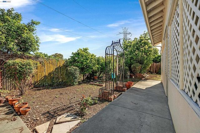 523 Evelyn Ln, Hayward, CA 94544