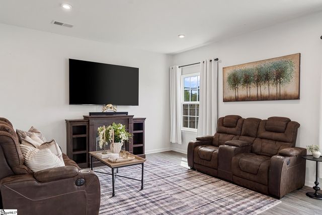 8 Wiltshire Circle, Easley, SC 29642