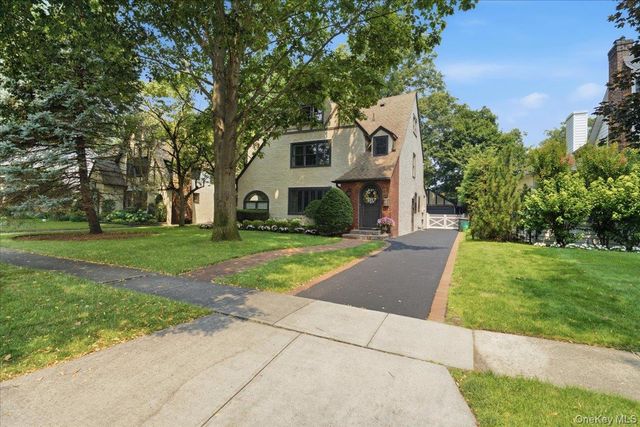 89 Poplar Street, Garden City, NY 11530