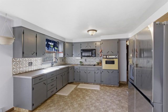 1965 LYNN DRIVE, Neenah, WI 54956