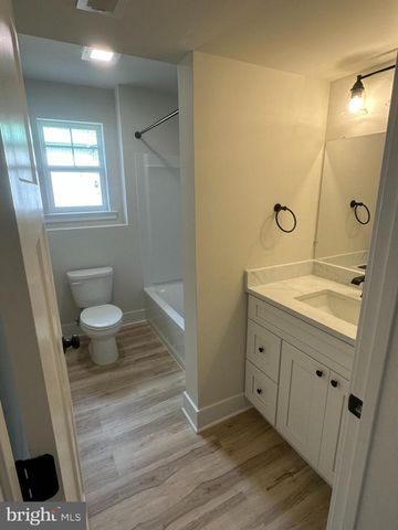 8 OXFORD AVE, Gloucester City, NJ 08030