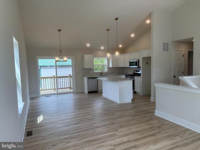8 OXFORD AVE, Gloucester City, NJ 08030